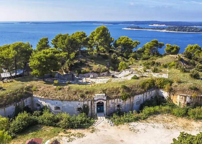 Two-bedroom Near Sea 1 * Pola