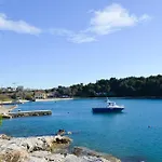 Two-bedroom Near Sea 1 פולה