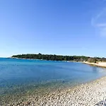 Two-bedroom Near Sea 1 דירה *