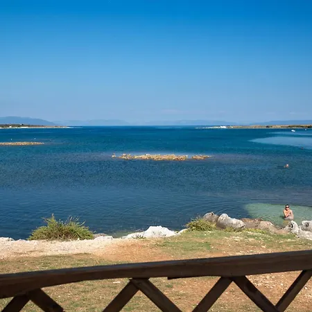 Two-bedroom Near Sea 1 פולה